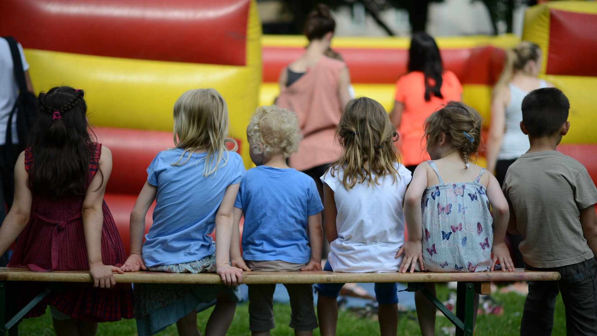 Kinder auf dem Spielplatz